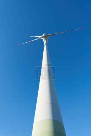      Turbina eólica para la generación de electricidad en una zona industrial del norte de la ciudad de Magdeburgo, en Alemania                          
