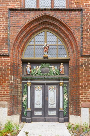  Südportal der St.-Jakobi-Kirche in Stralsund mit historischer barocker Eingangstür                              