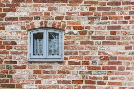 Téléchargez les photos : Fenêtre d'un immeuble résidentiel historique rénové dans la vieille ville classée de Stralsund en Allemagne - en image libre de droit