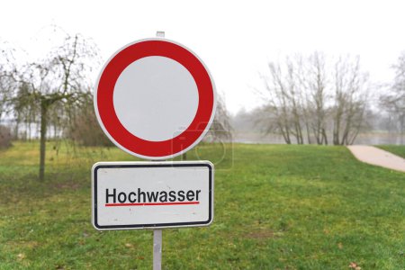  Schild mit der deutschen Aufschrift Hochwasser während eines Hochwassers in Magdeburg im Januar 2024. Übersetzung: Hochwasser                              