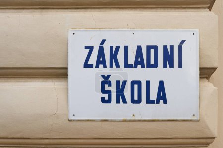 Signez avec l'inscription tchèque Zakladni Skola, dans le centre-ville de Prague. Traduction : École primaire                               
