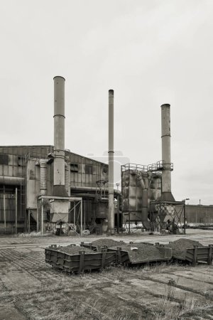                   fábrica abandonada en desuso en el norte de la ciudad de Magdeburgo en Alemania, en blanco y negro             