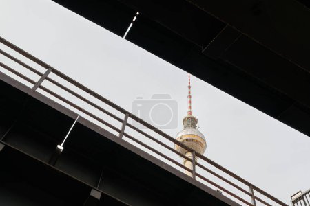  Vista de la torre de televisión a través de dos puentes ferroviarios en la estación Alexanderplatz de Berlín                              