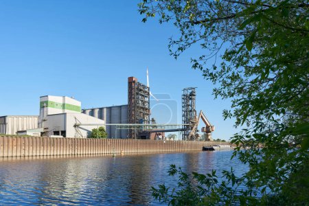  Instalaciones industriales para la producción de biodiésel y aceite de colza en el Elba, en el puerto de Magdeburgo, Alemania                              