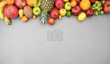 Téléchargez les photos : Fruits frais juteux sur fond gris - en image libre de droit