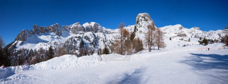 Foto de Paisaje invernal de ensueño con pista cubierta de nieve y cielo azul, estación de esquí Alpes de Rofan, austria tirol - Imagen libre de derechos