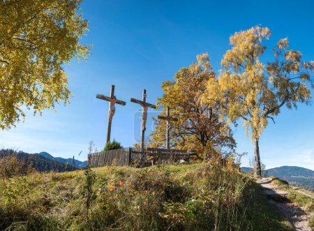 Foto de Colina del calvario con tres cruces, escena de la crucifixión en el paisaje otoñal, bavaria superior Fischbachau - Imagen libre de derechos
