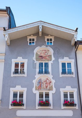 Téléchargez les photos : Historic blue house front with beautiful mural painting and white windows. old town of Bad Tolz, upper bavaria - en image libre de droit