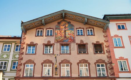 Téléchargez les photos : Historic house front with beautiful mural painting, old town of Bad Tolz, upper bavaria - en image libre de droit