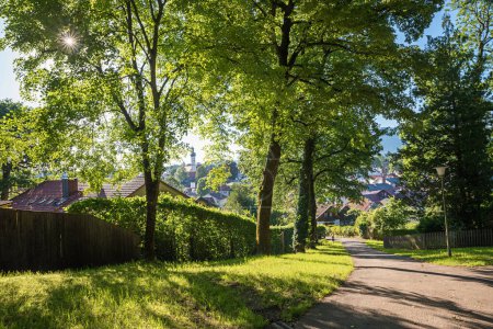 Téléchargez les photos : Walkway up to calvary hill, tourist resort Bad Tolz upper bavaria - en image libre de droit