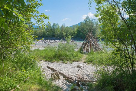 Téléchargez les photos : Wild isar river landscape near bad tolz, springtime in upper bavaria - en image libre de droit