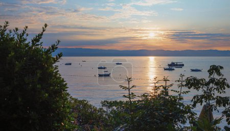 Foto de Sunrise Kvarner Bucht, Moscenicka Draga. romantic scnenery with moored motorboats and mountains - Imagen libre de derechos