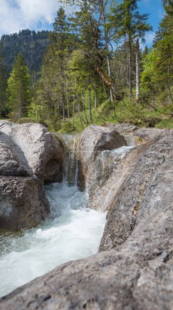 Foto de Hermoso torrente de montaña cerca de Kreuth, superior bavariana paisaje alpino - Imagen libre de derechos