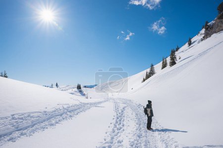 Foto de Hiker at mountain trail Rofan alps in winter, austrian landscape with bright sunshine - Imagen libre de derechos