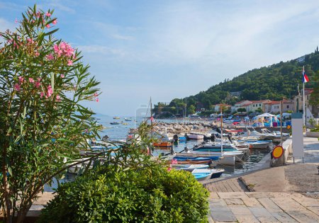 Foto de Puerto pictórico con lanchas a motor, en el complejo turístico Moscenicka Draga, costa croata, adriático océano kvarner Bucht - Imagen libre de derechos