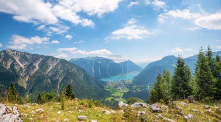 Foto de Paisaje alpino idílico Tirol, vista desde la montaña Feilkopf hasta el lago Achensee, zona de senderismo turístico austriaco - Imagen libre de derechos