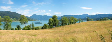 Téléchargez les photos : Vue sur le lac Tegernsee et les Alpes bavaroises depuis Kaltenbrunn, paysage estival haute bavière - en image libre de droit