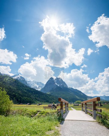 Téléchargez les photos : Petit pont et piste cyclable près de Garmisch, vue sur les montagnes de Waxenstein, bavière supérieure au printemps - en image libre de droit