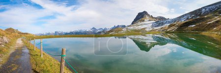 Foto de Acumulación lago Riezler Alpsee y Kanzelwand montaña, hermosos alpes allgau paisaje - Imagen libre de derechos