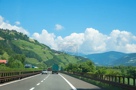 ruta de tránsito Brennerautobahn, autopista de Bozen a Brixen, italia. paisaje montañoso con viñedos
