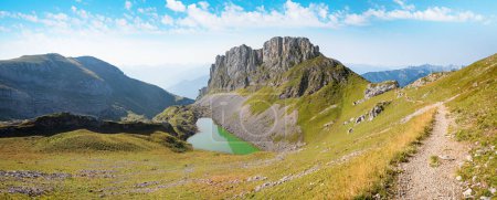 Foto de Impresionante panorama alpino Rofan alpes austria, lago Grubersee en forma de corazón. paisaje tirolés y centro de senderismo - Imagen libre de derechos