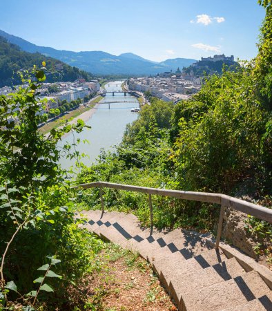 Foto de Impresionante vista desde la ruta de senderismo de Monchsberg a la fortaleza de Hohensalzburg y el río Salzach, Salzburgo austria - Imagen libre de derechos