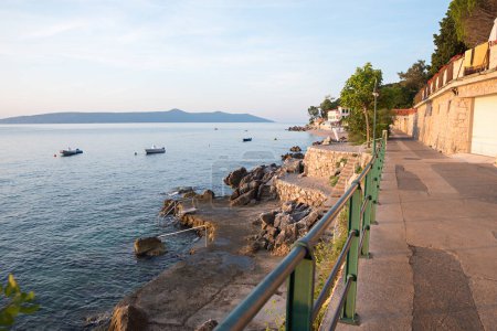 Foto de Paseo marítimo Moscenicka Draga, con vistas a la terraza del baño y la isla de Cres. complejo turístico croatia en el sol de la mañana - Imagen libre de derechos