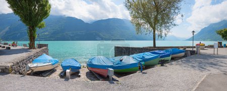 Téléchargez les photos : Bateaux amarrés à la promenade au bord du lac de Brienzersee, Oberland bernois panorama paysage - en image libre de droit