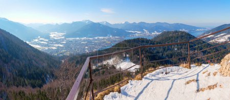 Téléchargez les photos : Belvédère Riederstein, avec vue sur les Alpes bavaroises et Tegernsee. paysage d'hiver bavière supérieure - en image libre de droit