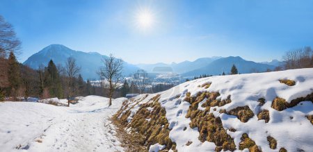 Téléchargez les photos : Sentier de randonnée de Riederstein au village de Tegernsee en saison hivernale, vue sur la montagne Wallberg, Alpes bavaroises - en image libre de droit
