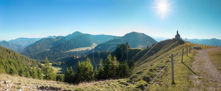 Téléchargez les photos : Magnifique panorama alpin au sommet de Wallberg, avec vue sur la chapelle, ensoleillement lumineux. paysage bavarois supérieur - en image libre de droit