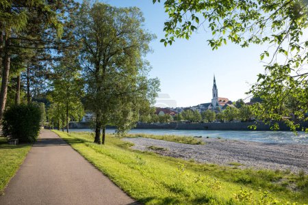 Téléchargez les photos : Passerelle au bord de la rivière Isar, vue sur la vieille ville Bad Tolz, bavière supérieure au printemps - en image libre de droit