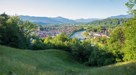 Téléchargez les photos : Vue de la colline du calvaire à la station touristique Bad Tolz et les Alpes bavaroises au printemps - en image libre de droit