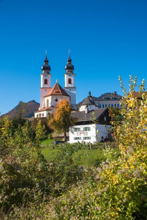 idílica iglesia barroca, llamada Darstellung des Herrn, centro turístico Aschau, bavaria superior en el paisaje otoñal