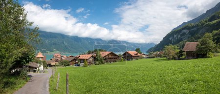 Téléchargez les photos : Passerelle vers la belle station touristique Iseltwald, paysage Oberland Bernois, Suisse - en image libre de droit
