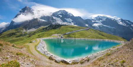 schöner Wanderweg von Murren nach Grutschalp, Schweizer Alpen Berner Oberland. grüne Wiese mit rosa Feuerkraut