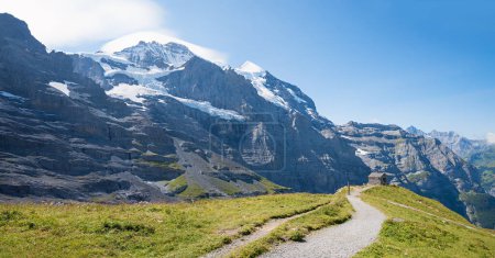 atemberaubende Berglandschaft mit Hütte, Wanderweg Kleine Scheidegg, Jungfrau Schweiz. Tourismusgebiet Berner Oberland.