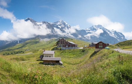 gare supérieure de Wengernalp, Kleine Scheidegg, Alpes suisses. vue sur le célèbre Eiger Monch et la montagne Jungfrau. destination de randonnée Oberland bernois. Paysage d'été