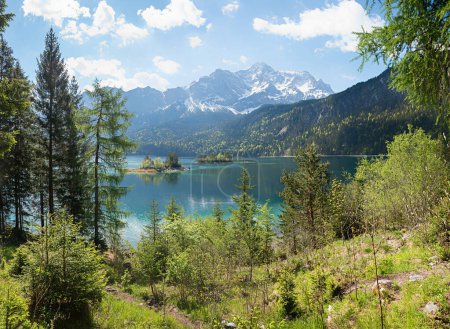 vista a la montaña de Zugspitze, Alpes de Wetterstein, lago de paisaje de primavera Eibsee, bavaria superior