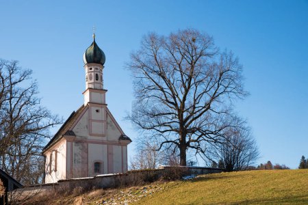Eglise de Ramsach près de Murnau, à la fin de la saison hivernale, avec des arbres à côté. bavière supérieure