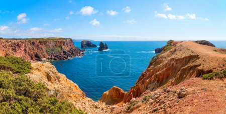 paisaje costero rocoso portugal, con acantilados y vista atlántica, coníferas verdes. destino turístico carrapateira