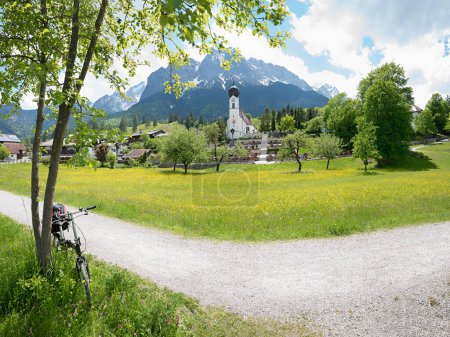 Téléchargez les photos : Paysage de printemps pittoresque Obergrainau, avec vue sur les Alpes Wetterstein, tour à vélo de Garmisch - en image libre de droit
