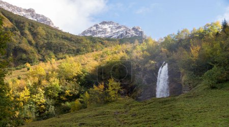 atemberaubende Herbstlandschaft Oytal mit Stuibenfall-Wasserfall und Bergblick, Allgäuer Alpen bei Oberstdorf. Goldene Blätter im Oktober