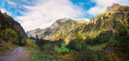 Wanderweg Oytal mit bunten Bäumen im Herbst, Landschaft bei Oberstdorf, Allgäuer Alpen