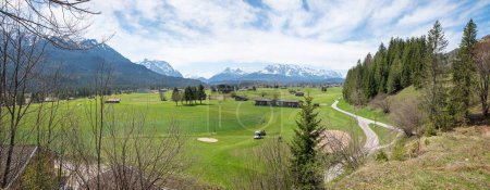Téléchargez les photos : Vue sur le Golf Wallgau dans la vallée, paysage bavarois supérieur au printemps - en image libre de droit