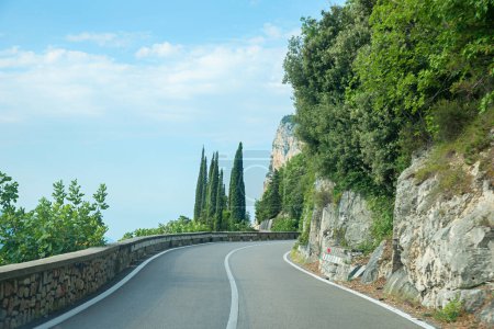 Conduciendo por la sinuosa carretera de Gardesana entre Limone y Gargnano, el peligro de caídas de roca. empinada orilla del lago del lado oeste. paisaje italiano