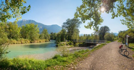 pequeño puente al lado del río Loisach, ruta en bicicleta de Eschenlohe a Oberau, paisaje bavariano superior