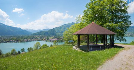 schöner Aussichtspunkt mit Pavillon, Quelllandschaft Tegernsee, Oberbayern