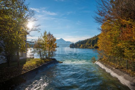 Rissbachstollen strömt in den Walchensee, Herbstlandschaft Bayern. Blick auf den Herzogstand