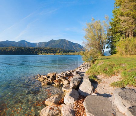 große Steinblöcke am Walchensee, Blick auf Herzogstand und Heimgarten. Ausflugsziel im Herbst, oberbayerische Landschaft